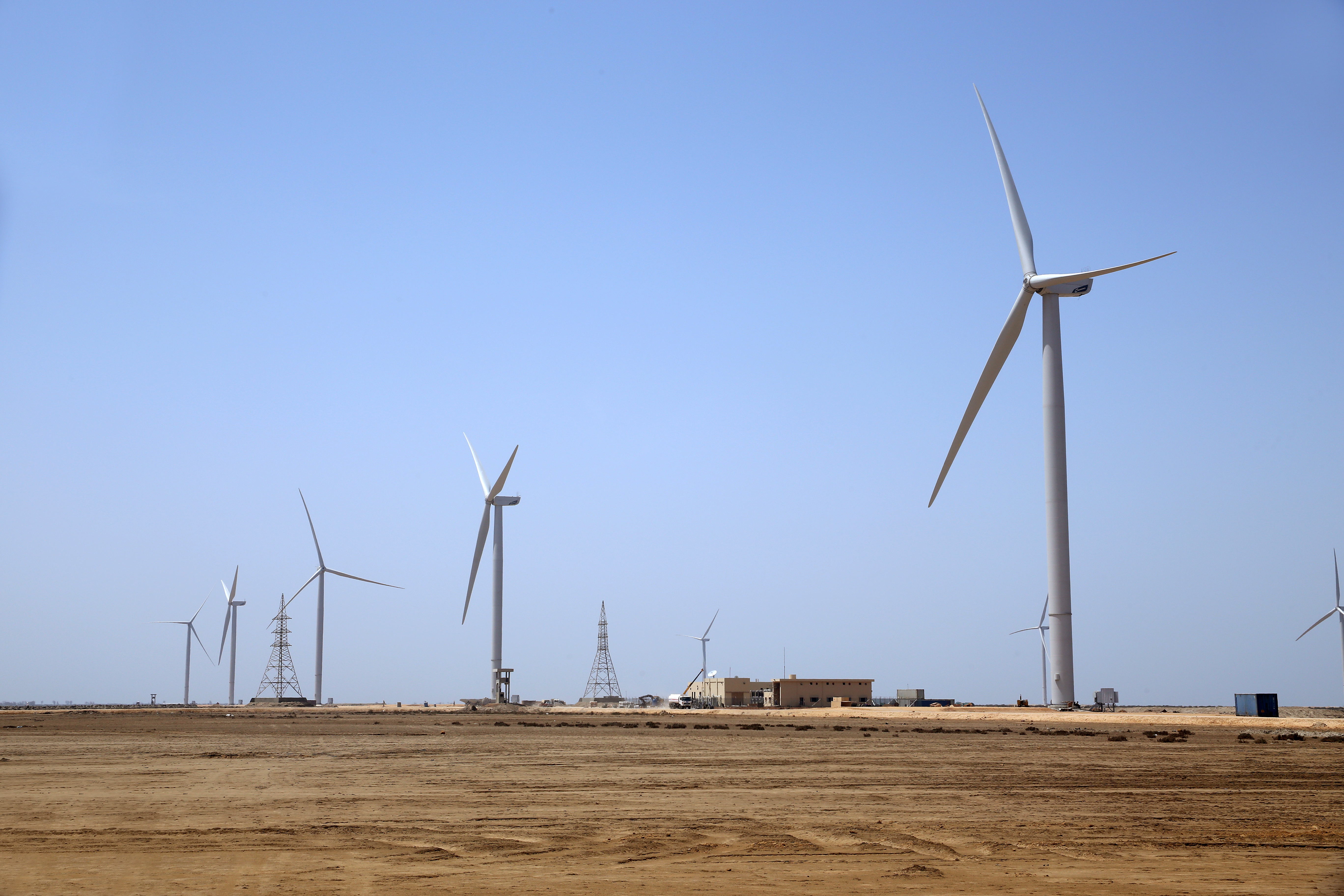 Windräder in karger Landschaft